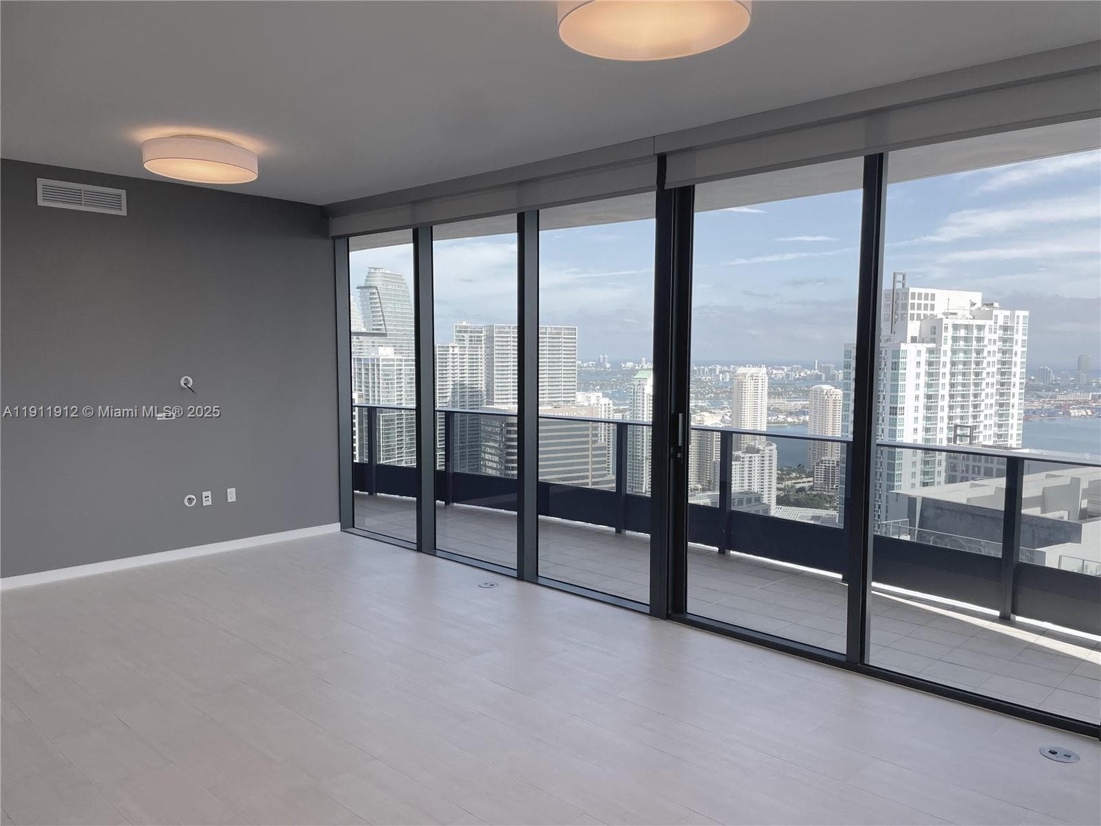 Brickell Flatiron Unit PH5405 condo rented at 1000 Brickell Plz # PH5405, Miami, FL 33131