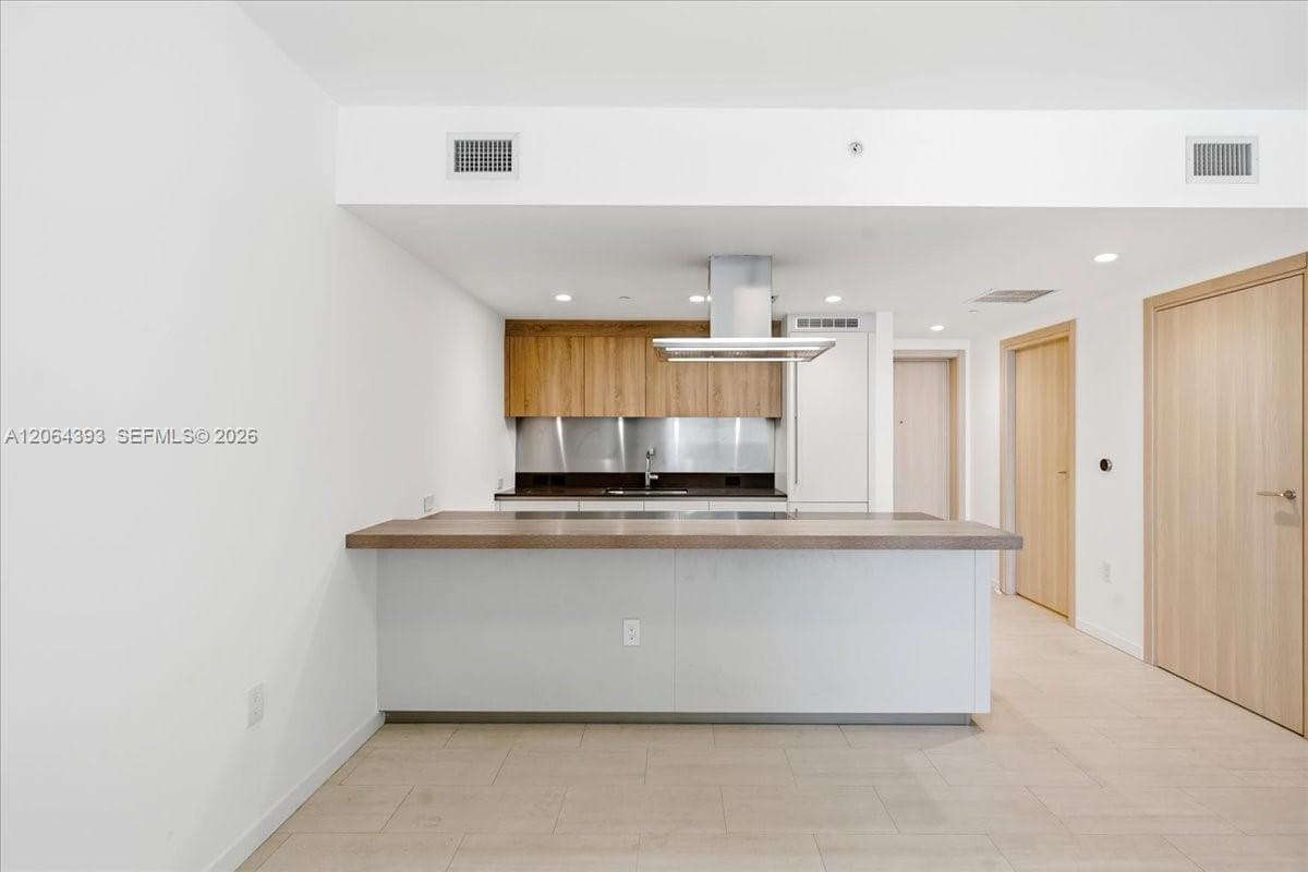 Brickell Flatiron Unit 3303 condo pending at 1000 Brickell Plz # 3303, Miami, FL 33131